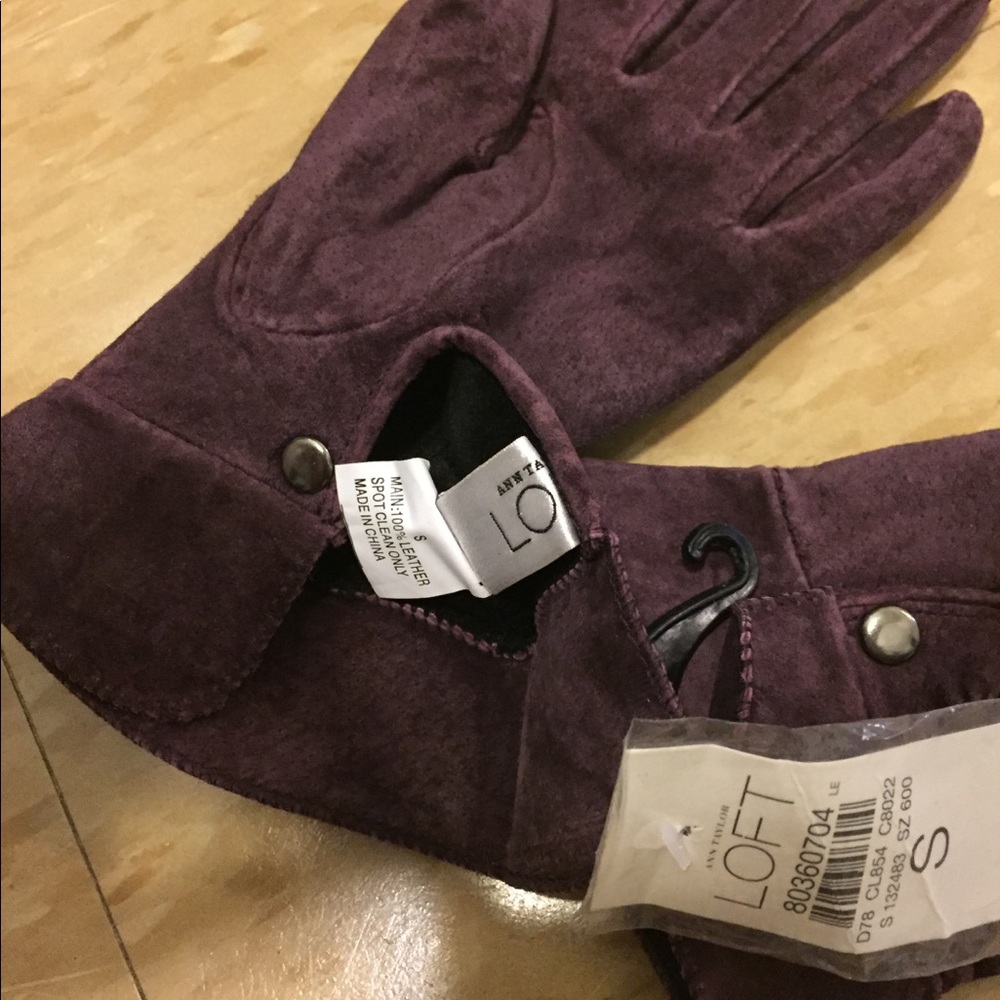 The Loft NWT Purple Suede Gloves, Flower Design - Picture 6 of 8